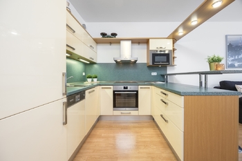 Plně vybavený kuchyňský kout - Prodej bytu 2+kk v osobním vlastnictví 67 m², Praha 5 - Zličín