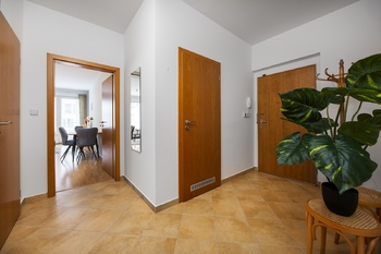 Prostorná předsíň se vstupem do komory - Prodej bytu 2+kk v osobním vlastnictví 67 m², Praha 5 - Zličín
