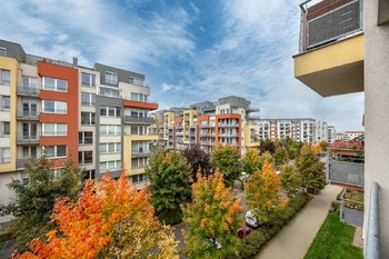 Ulice Sazovická plná zeleně - Prodej bytu 2+kk v osobním vlastnictví 67 m², Praha 5 - Zličín