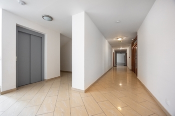 Perfektně udržované společné prostory - Prodej bytu 2+kk v osobním vlastnictví 67 m², Praha 5 - Zličín