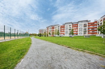 Zeleň a sportoviště v okolí - Prodej bytu 2+kk v osobním vlastnictví 67 m², Praha 5 - Zličín