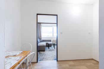pohled do obývacího pokoj - Prodej bytu 2+kk v osobním vlastnictví 47 m², Praha 6 - Ruzyně