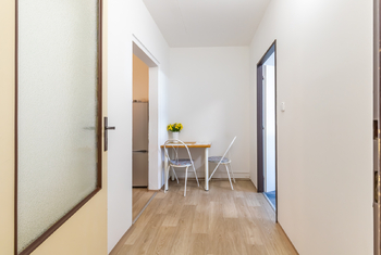 prostor mezi kuch. koutem a obývacím pokojem - Prodej bytu 2+kk v osobním vlastnictví 47 m², Praha 6 - Ruzyně