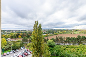 výhled z obývacího pokoje - Prodej bytu 2+kk v osobním vlastnictví 47 m², Praha 6 - Ruzyně