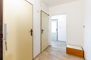 pohled od vstupních dveří - Prodej bytu 2+kk v osobním vlastnictví 47 m², Praha 6 - Ruzyně