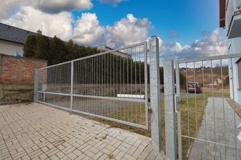 vjezdová vrata - Pronájem bytu 1+kk v osobním vlastnictví 32 m², Libčice nad Vltavou