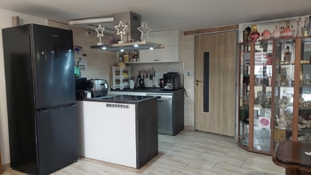 Kuchyňský kout v obývacím pokoji - Prodej domu 145 m², Dětkovice
