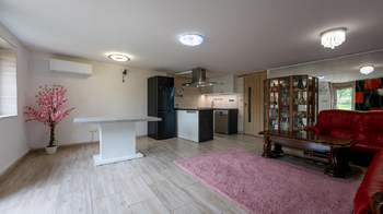 Obývací pokoj s kuchyňským koutem - Prodej domu 145 m², Dětkovice