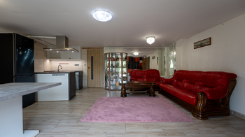 Obývací pokoj s kuchyňským koutem - Prodej domu 145 m², Dětkovice