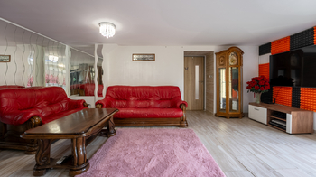 Obývací pokoj s kuchyňským koutem - Prodej domu 145 m², Dětkovice