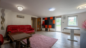 Obývací pokoj s kuchyňským koutem - Prodej domu 145 m², Dětkovice
