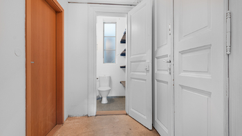 Toaleta je přes chodbičku, ale výhradně k bytové jednotce - Pronájem bytu 1+1 v osobním vlastnictví 41 m², Praha 2 - Vinohrady