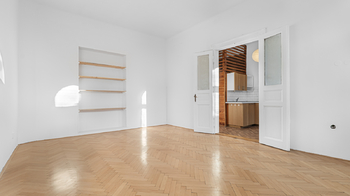 Pokoj s průhledem do kuchyně - Pronájem bytu 1+1 v osobním vlastnictví 41 m², Praha 2 - Vinohrady