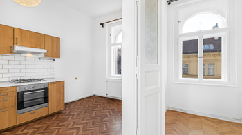 Pokoj je od kuchyně oddělen dvoukřídlými dveřmi - Pronájem bytu 1+1 v osobním vlastnictví 41 m², Praha 2 - Vinohrady