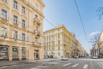 Pohled na dům z ulice - Pronájem bytu 1+1 v osobním vlastnictví 41 m², Praha 2 - Vinohrady