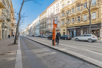 Ulice Korunní s tramvajovou zastávkou - Pronájem bytu 1+1 v osobním vlastnictví 41 m², Praha 2 - Vinohrady