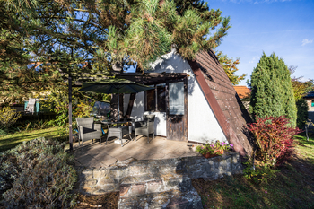Posezení před chatou po borovicí - Prodej chaty / chalupy 20 m², Košťany