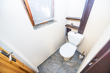 Toaleta s podlahovým vytápěním - Prodej chaty / chalupy 20 m², Košťany