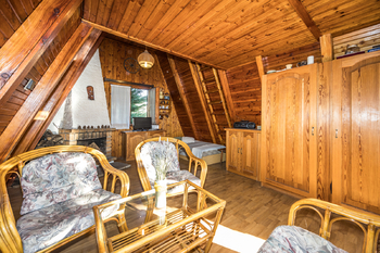 Obývací pokoj s krbem - Prodej chaty / chalupy 20 m², Košťany