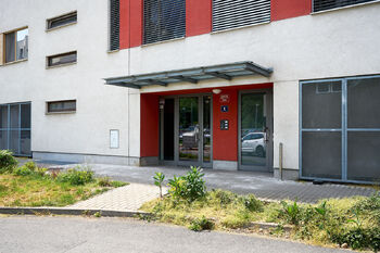 vchod - Pronájem bytu 2+kk v osobním vlastnictví 63 m², Praha 4 - Modřany