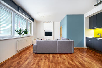 pohled kuchyň s obývacím pokojem - Pronájem bytu 2+kk v osobním vlastnictví 63 m², Praha 4 - Modřany 