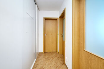 chodba s úložnm prostorem - Pronájem bytu 2+kk v osobním vlastnictví 63 m², Praha 4 - Modřany