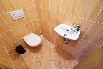 toaleta - Pronájem bytu 2+kk v osobním vlastnictví 63 m², Praha 4 - Modřany
