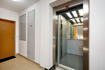 výtah - Pronájem bytu 2+kk v osobním vlastnictví 63 m², Praha 4 - Modřany