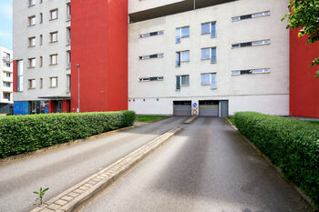 vjezd do garáže - Pronájem bytu 2+kk v osobním vlastnictví 63 m², Praha 4 - Modřany