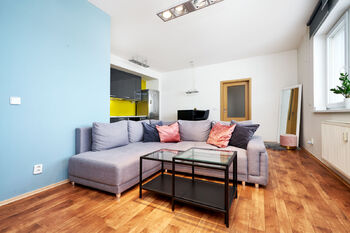 pohled obývák - Pronájem bytu 2+kk v osobním vlastnictví 63 m², Praha 4 - Modřany