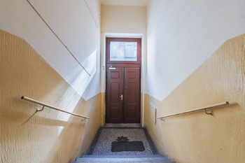 HLAVNÍ VCHOD - BYTOVÝ DUM - Pronájem bytu 1+1 v osobním vlastnictví 43 m², Praha 7 - Holešovice