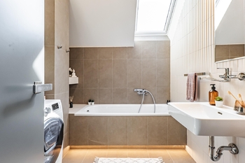Horní koupelna - Prodej domu 284 m², Praha 6 - Přední Kopanina