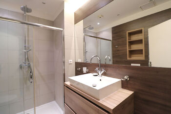 Koupelna - Pronájem bytu 2+kk v osobním vlastnictví 46 m², Praha 10 - Vršovice
