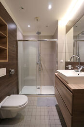 Koupelna - Pronájem bytu 2+kk v osobním vlastnictví 46 m², Praha 10 - Vršovice