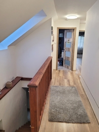 Chodba v patře. - Prodej domu 348 m², Neumětely