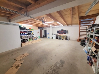 Garáž. - Prodej domu 348 m², Neumětely