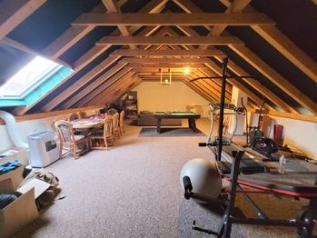 Prostory nad garáží. - Prodej domu 348 m², Neumětely