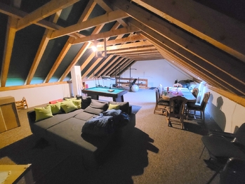 Prostory nad garáží. - Prodej domu 348 m², Neumětely