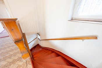 Schody do 1. patra - Prodej domu 182 m², Teplice