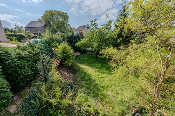 Výhled na zahradu z terasy - Prodej domu 182 m², Teplice