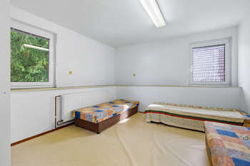 Prodej obchodních prostor 93 m², Jince