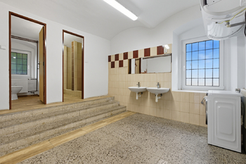 Prodej obchodních prostor 93 m², Jince