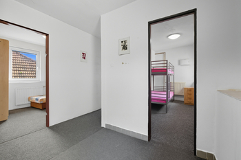 Prodej obchodních prostor 93 m², Jince