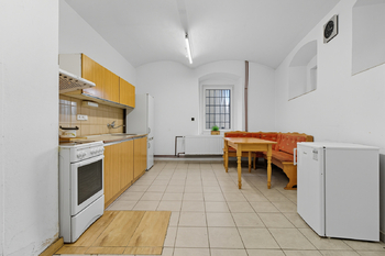 Prodej obchodních prostor 93 m², Jince