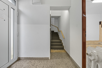 Prodej obchodních prostor 93 m², Jince