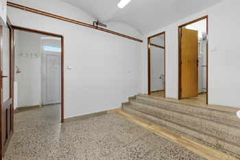 Prodej obchodních prostor 93 m², Jince