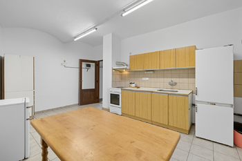 Prodej obchodních prostor 93 m², Jince
