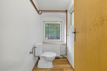 Prodej obchodních prostor 93 m², Jince