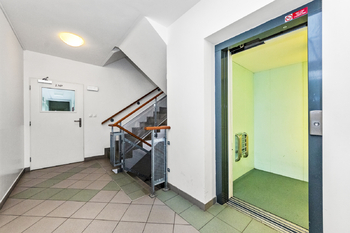 Prodej bytu 1+kk v osobním vlastnictví 43 m², Praha 9 - Hostavice