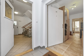 Prodej bytu 1+kk v osobním vlastnictví 43 m², Praha 9 - Hostavice